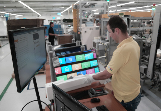 5일(현지시간) 헝가리 야스페니사루시에 위치한 삼성전자 헝가리 생산법인에서 직원이 TV를 제조하고 있는 모습.  삼성전자 제공